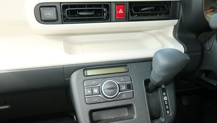 自動車のギアとハザード