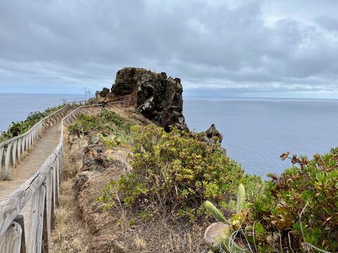 ein Spaziergang durch Cani&ccedil;o auf Madaira vorbei am Aussichtspunkt Ponta do Garajau und der Christo-Rei-Statue und vielen Pflanzen und Kakteen in den Sonnenuntergang