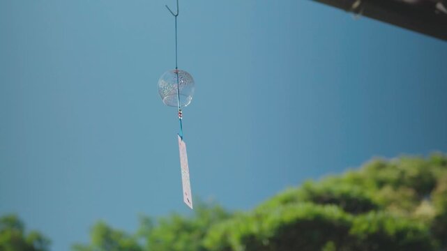 風に揺れる風鈴
