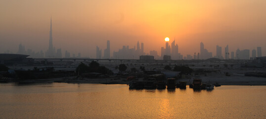 Fototapeta premium dubai sunset over the river