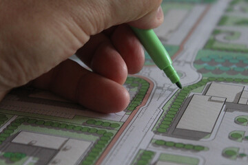 Architetto urbanista che progetta un nuovo quartiere in città