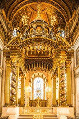 Obraz premium Inside St Paul's Cathedral in London, interior building details.