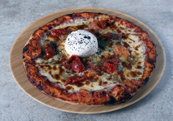 Pizza burrata sur plateau en bois