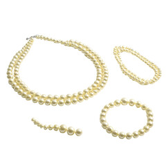Obraz premium Elegant pearl jewelry set on a black background showcasing classic timeless style