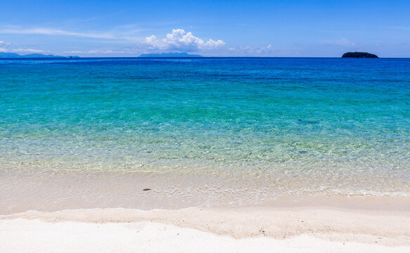 Koh Adang, Thailand. Turquoise Andaman sea meets sandy beach. Beautiful tropical sea landscape. - Powered by Adobe
