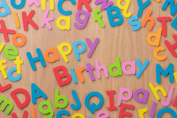 カラフルなアルファベットで構成された英語の単語Happy Birthday