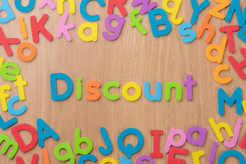カラフルなアルファベットで構成された英語の単語Discount