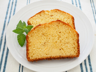 皿の上の美味しいパウンドケーキ