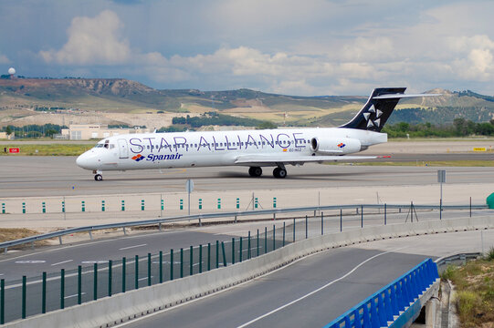 Avi&oacute;n de l&iacute;nea McDonnell Douglas MD-87 de la desparecida aerol&iacute;nea espa&ntilde;ola Spanair en el aeropuerto de Madrid Barajas con matr&iacute;cula EC-KCZ.