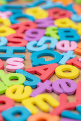 Naklejka premium カラフルなアルファベットが散りばめられた背景
