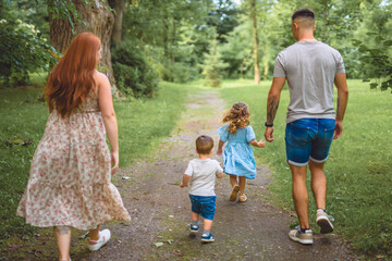 Obraz premium Beautiful happy family enjoying in the park