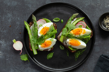 sandwich with dark rye bread, asparagus and soft boiled egg