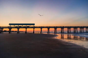 Fototapeta premium Hermoso amanecer en Folly Beach, Charleston - Estados Unidos