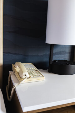 telefono vintage en el velador de una habitaci&oacute;n 