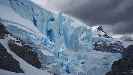 Obraz premium Glacial beauty unfolds at twilight with stunning icy blue formations in a remote mountain landscape 