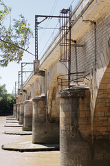 Pont ferroviaire en pierre entre Bordeaux et Libourne sur la rivi&egrave;re Dordogne.