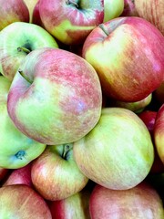 Collection of fresh apples featuring a mix of red and green colors, showcasing their ripeness and natural texture. Great for organic food themes, healthy lifestyle concepts, seasonal harvest ideas.