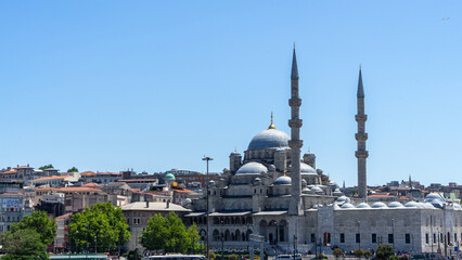 Obraz premium View of Ottoman imperial New Mosque or New Valide Sultan Mosque in Eminonu quarter of Istanbul, Turkey on the Golden Horn at the southern end of the Galata Bridge