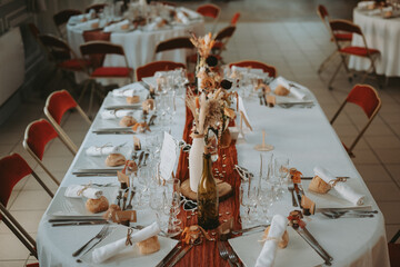 Décoration d'une table de mariage avec un style bohème 
