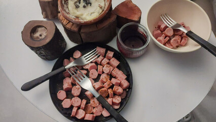 Chopped sausages with chili powder and lemon, for a delicious snack.