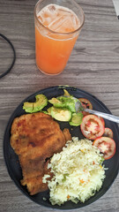 White rice with chicken and vegetables, with homemade melon water.