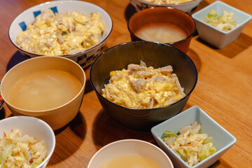 Japanese dinner with oyakodon / 親子丼の和風夕食