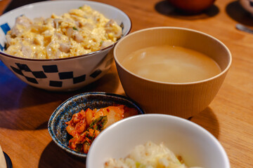 Japanese dinner with oyakodon / 親子丼の和風夕食