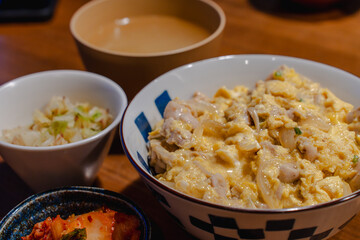 Japanese dinner with oyakodon / 親子丼の和風夕食