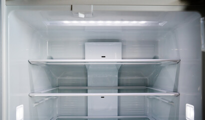 何も入っていない空の冷蔵庫