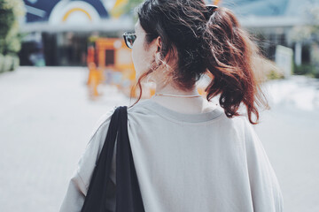 歩行する女性の後ろ姿