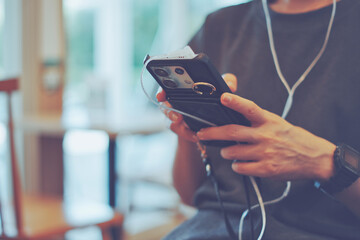 スマホで音楽を聞く女性
