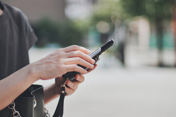 スマホを操作する女性の手元