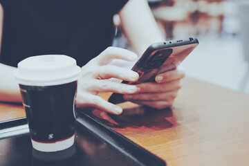 カフェでスマホを見ている女性の手元