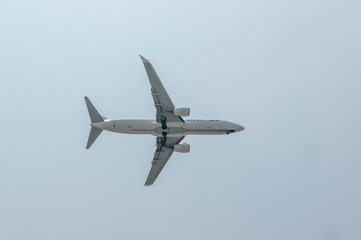 夏の昼間にスムーズに着陸する航空機