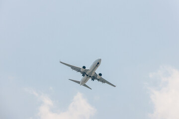 　夏の正午に着陸する商用ジェット機