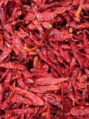 Close-up of a pile of air-dried red chilies. Hot and spicy dried red chilies.Primer plano Montón de fondo de chiles rojos secados al aire. Chiles rojos secos calientes y picantes.(17)
