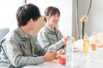 休憩室でランチ,お弁当を食べるビジネスマン男女
