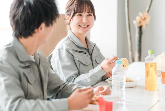 休憩室でランチ,お弁当を食べるビジネスマン男女
