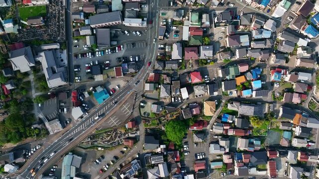 現代都市と道路の真俯瞰空撮風景