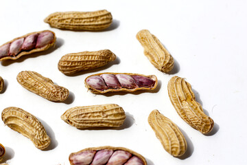 Boiled peanuts in shell
Simple, soft, and protein-rich snack.
