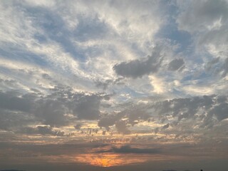 Obraz premium Sunset Clouds Painting the Evening Sky in Warm Pastel Hues