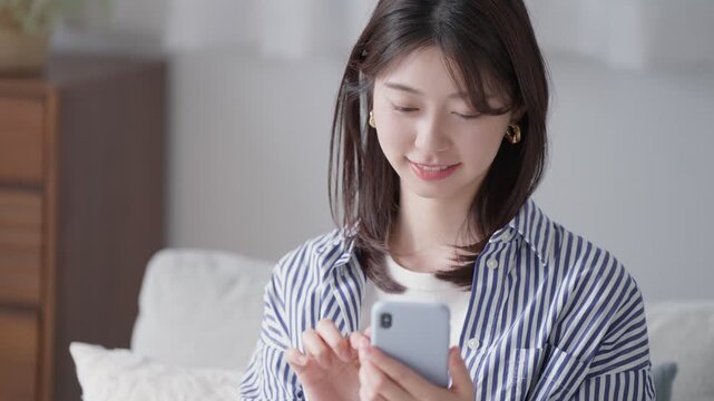 スマホを使う女性