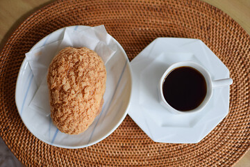 Cream puff and cup of coffee / クッキーシュークリームとコーヒーのスィーツセット