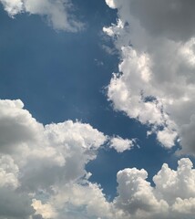 Obraz premium Blue sky background with white clouds