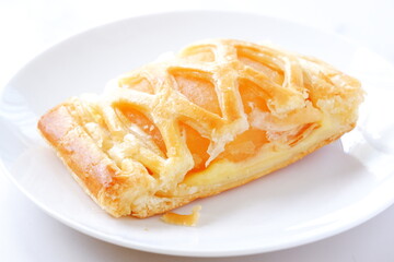 アップルパイ - サクサクしたパイ生地が美味しそうな、リンゴをたっぷり使ったアップルパイ
