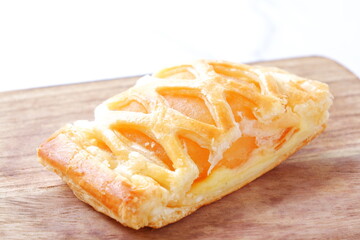 アップルパイ - サクサクしたパイ生地が美味しそうな、リンゴをたっぷり使ったアップルパイ
