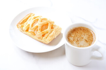 アップルパイとコーヒー - りんごをたっぷり使ったアップルパイと淹れたてのコーヒーでおやつの時間
