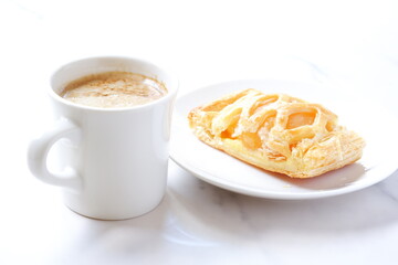 アップルパイとコーヒー - りんごをたっぷり使ったアップルパイと淹れたてのコーヒーでおやつの時間
