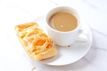 アップルパイとコーヒー - りんごをたっぷり使ったアップルパイと淹れたてのコーヒーでおやつの時間
