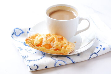 アップルパイとコーヒー - りんごをたっぷり使ったアップルパイと淹れたてのコーヒーでおやつの時間
